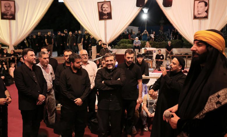 به گزارش شهر اکو724 به نقل از اداره ارتباطات و اموربین الملل سازمان زیباسازی شهرتهران؛ محمد مهدی اسماعیلی وزیر غرهنگ و ارشاد اسلامی با حضور در خیمه هنرهای عاشورایی میدان هفتم تیر ضمن قدردانی از سازمان زیباسازی در بر‌پایی محفل انس با فرهنگ و آیین سوگواری ایام شهادت اباعبدالله الحسین (ع) گفت؛ ابتکار عمل سازمان زیباسازی شهرتهران در آماده سازی پایتخت به ویژه برپایی خیمه هنرهای عاشورایی در ایام محرم ستودنی است.