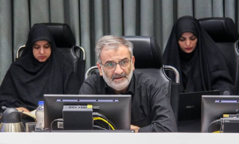 به گزارش شهر اکو724 به نقل از اداره ارتباطات و امور بین الملل شورای اسلامی شهر اصفهان،  احمدرضا مصور با اشاره به ادامه فعالیتها برای اینکه تمام خدمات شهروندان بهویژه صدور پروانه ساختمانی مکانیزه و هوشمند شود، اظهار کرد: بر اساس برنامه قبلی، همکاران حوزه شهرسازی و اداره درآمد شهرداری، تصمیم گرفتند تا پرداخت عوارض پروانه، بهصورت برخط (آنلاین) انجام شود.